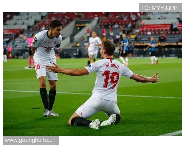 埃因霍温宣布卢克德容告别仪式球员荣登星光大道荣耀时刻