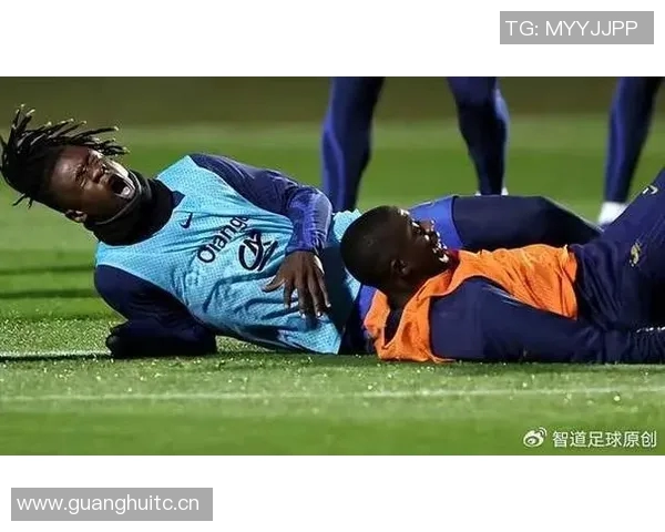 登贝莱伤情未愈仍坚持参加巴黎训练展现斗志 登贝莱伤情未愈仍坚持参加巴黎训练展现斗志