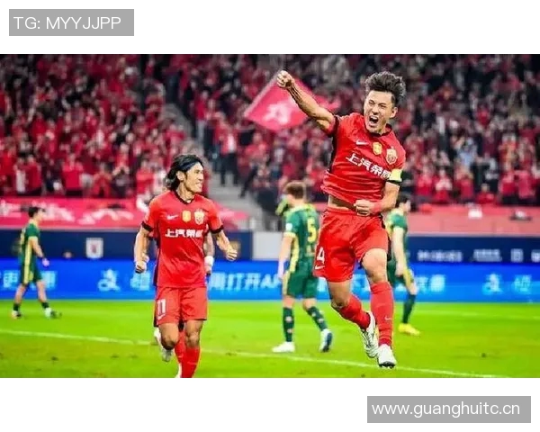 海港外援庆祝中超三连冠激情舞动更衣室尽显喜悦气氛