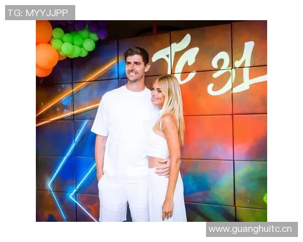 妻子社交媒体分享与库尔图瓦游戏夜照片展现休闲时光的乐趣 妻子社交媒体分享与库尔图瓦游戏夜照片展现休闲时光的乐趣