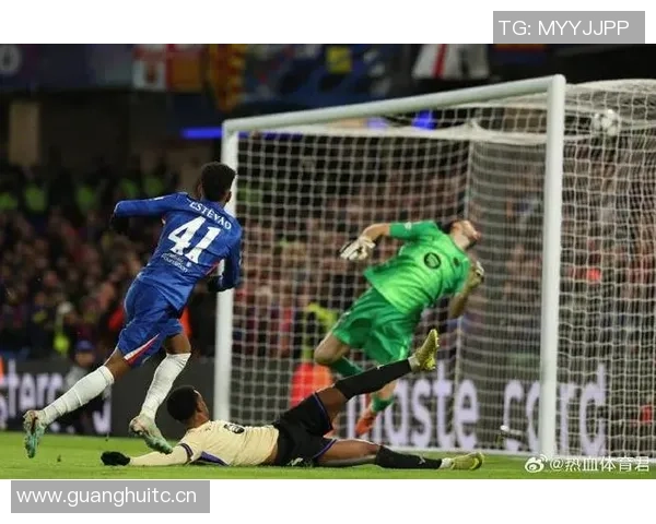 吉马良斯赛前提醒埃斯特旺对方后卫可能失误助攻成功喜悦分享