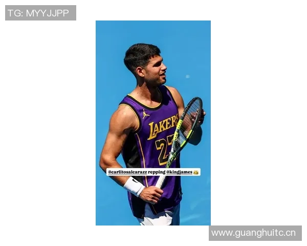 阿尔卡拉斯身穿詹姆斯23号紫金战袍在澳网训练致敬传奇运动员