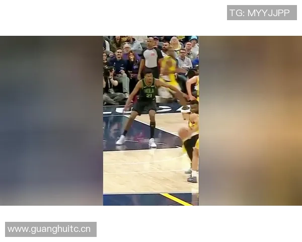 詹姆斯转发拉拉维亚精彩暴扣视频称赞杰克飞跃表现令人惊叹 詹姆斯转发拉拉维亚精彩暴扣视频称赞杰克飞跃表现令人惊叹