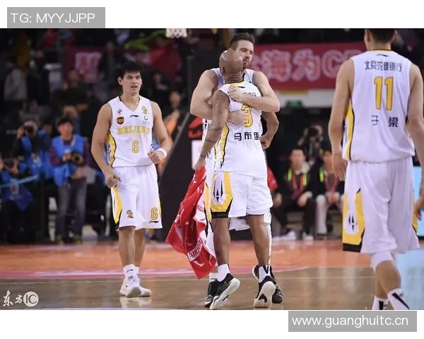 曼恩火力全开7投6中三分球完美表现助力球队拿下15分与3个篮板